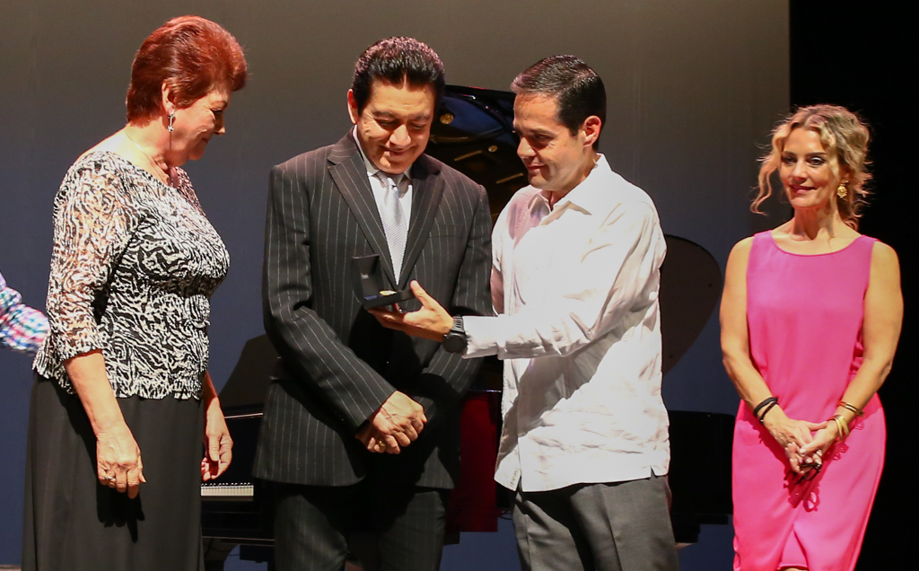Recibe el tenor Francisco Araiza medalla “Emiliana de Zubeldía”